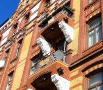 Nicht sichtbare Parabolantenne auf Balkon zulässig