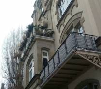 Abstellen eines Kinderwagens im Treppenhaus